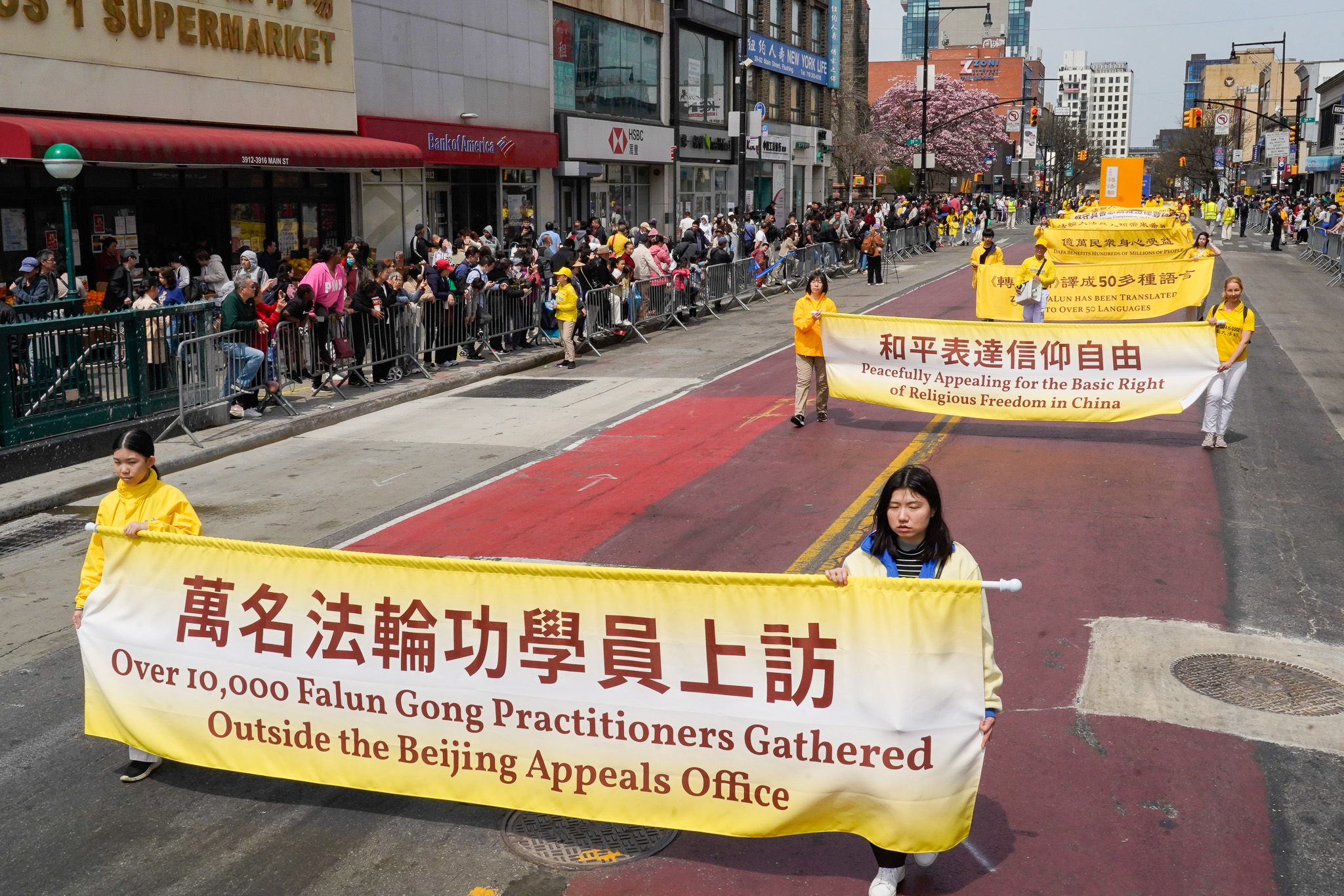 2025年4月19日，逾千法轮功学员纽约法轮功学员在法拉盛游行和集会，纪念“四二五”和平上访26周年，声援4.45亿中国人退出中共党团队。（张静怡／全球<span style='max-width:0px!important;margin-left:-4px;color:#eee!important;'>.</span>退<span style='max-width:0px!important;margin-left:-4px;color:#eee!important;'>:</span>党<span style='max-width:0px!important;margin-left:-4px;color:#eee!important;'>!</span>服务中心）